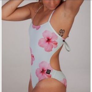 ISO Hibiscus Print Jolyn!! DO NOT BUY!